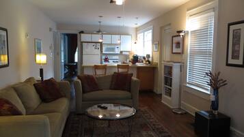 Studio, Private Bathroom (Greenwood Suite)