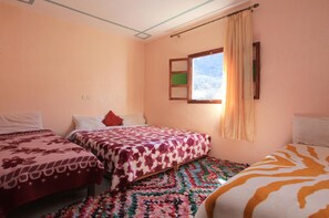 Escritorio, cortinas blackout y tabla de planchar con plancha