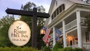 A sign for Rabbit Hill Inn, established in 1795, indicating lodging and dining services. - Rabbit Hill Inn (Lower Waterford)