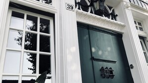 Un edificio con una puerta verde y el número 39.