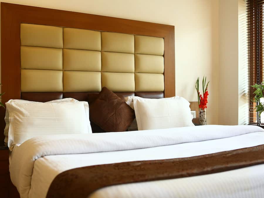 Cubrecamas, sistema de insonorización y tabla de planchar con plancha