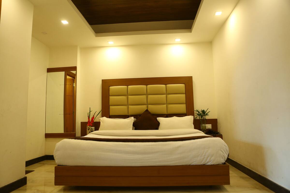 Club-Suite, 1 King-Bett, Raucher, Bergblick | Daunenbettdecken, schallisolierte Zimmer, Bügeleisen/Bügelbrett