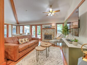 Suite, Ensuite, Pool View (The Guest House) | Living area | TV, ping pong