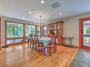 Free daily continental breakfast - Riverbend Retreat (Riverview)