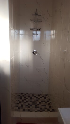 Deluxe-Doppelzimmer, 1 Queen-Bett, Nichtraucher | Dusche im Bad