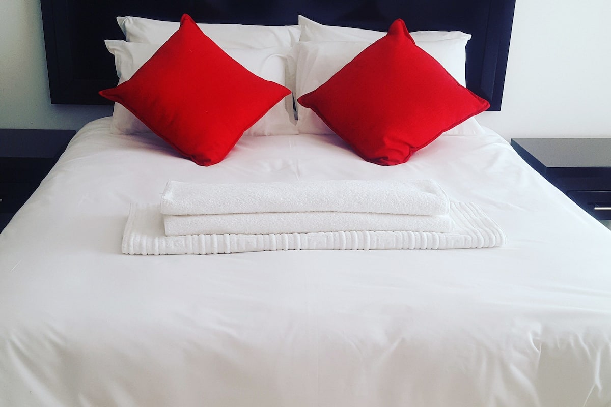 Deluxe Double Room, 1 Queen Bed, Private Bathroom | Premium bedding, blackout drapes, WiFi (free), individually decorated