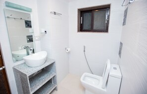 Shower, rainfall showerhead, free toiletries, hair dryer - Hotel Visitors Inn, Pokhara (Pokhara)