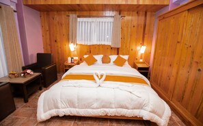 Premium bedding, pillow-top beds, individually decorated - Hotel Visitors Inn, Pokhara (Pokhara)