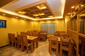 Restaurant - Hotel Visitors Inn, Pokhara (Pokhara)