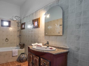 Komfortbadewanne, Regendusche, Handtücher