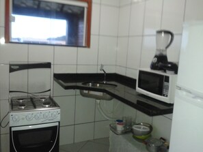 Basic Apartment, Multiple Beds, Non Smoking | Private kitchen | Fridge, microwave, oven, stovetop - Buzios Apartamentos (Búzios)