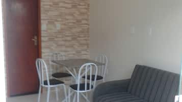 Apartamento básico, varias camas, no fumadores | Cortinas opacas, tabla de planchar con plancha, wifi gratis