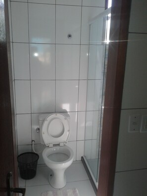 Basic Apartment, Multiple Beds, Non Smoking | Bathroom | Shower - Buzios Apartamentos (Búzios)
