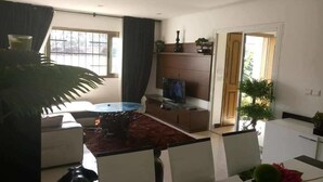 Executive-Villa, Mehrere Betten, Nichtraucher | Wohnbereich | 40-Zoll-Flachbildfernseher mit Kabelempfang, Fernseher