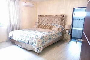 Executive villa, Meerdere bedden, niet-roken | 3 slaapkamers, een strijkplank/strijkijzer, gratis wifi, beddengoed