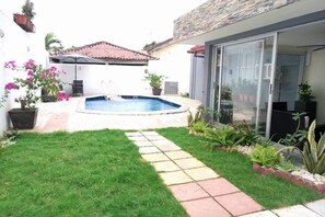 Outdoor pool, pool umbrellas - Villa Les Jardins - In Abidjan (Deux Plateaux) (Abidjan)