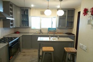 Superior Villa, 4 Bedrooms, Non Smoking | In-room dining - Villa Les Jardins - In Abidjan (Deux Plateaux) (Abidjan)