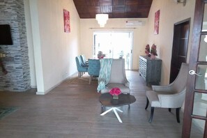 Superior Villa, 4 Bedrooms, Non Smoking | Living area | Flat-screen TV - Villa Les Jardins - In Abidjan (Deux Plateaux) (Abidjan)