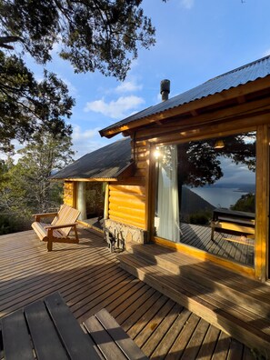 Habitación estándar, 1 cama de matrimonio grande, vistas al lago | Terraza o patio