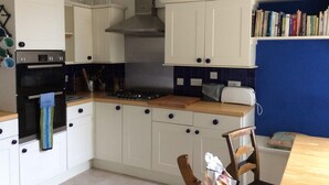 Unclassified image, 4 of 15, button - 6BR Victorian 2 Story Tenement for 11 (Edinburgh)