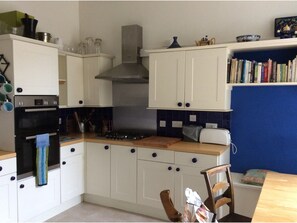 大型雪櫃/冰箱、微波爐、咖啡機/沖茶器、廚房用具/餐具/器皿