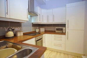 Apartamento (1 Bedroom) | Cozinha privada | Geladeira grande, micro-ondas, fogão, cooktop