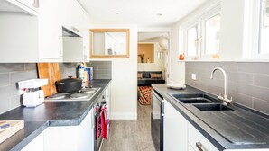 Apartment (3 Bedrooms) | Private kitchen | Coffee/tea maker, full-size fridge, stovetop, cookware/dishes/utensils - Beautiful 2-bedroom Flat in a Victorian House (Cambridge)