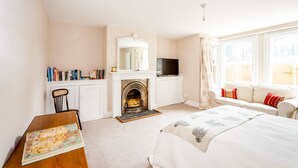 Apartment (3 Bedrooms) | 3 bedrooms, WiFi (free) - Beautiful 2-bedroom Flat in a Victorian House (Cambridge)