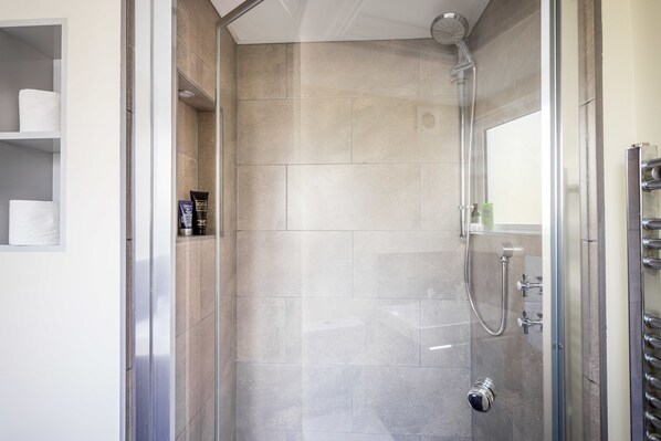 Apartment (3 Bedrooms) | Bathroom shower
