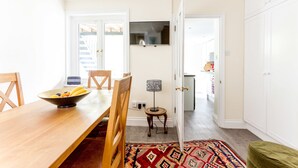 Apartment (3 Bedrooms) | In-room dining - Beautiful 2-bedroom Flat in a Victorian House (Cambridge)
