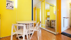 Dining - A Cosy two Bedroom Apartment, Sleeps 3 (London)