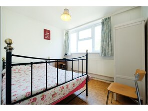 2 bedrooms, free WiFi - A Cosy two Bedroom Apartment, Sleeps 3 (London)