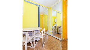 In-room dining - A Cosy two Bedroom Apartment, Sleeps 3 (London)