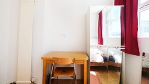 2 bedrooms, WiFi (free) - A Cosy two Bedroom Apartment, Sleeps 3 (London)