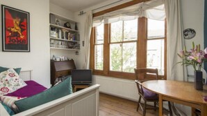 Unclassified image, 5 of 11, button - Beautiful Conversion Flat in Fashionable Hackney (London)