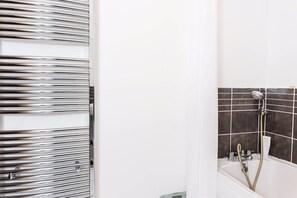 Lägenhet (2 Bedrooms) | Badrum | Dusch, gratis toalettartiklar, hårtork och handdukar