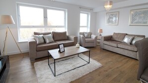 Apartment (2 Bedrooms) | Wohnbereich | Fernseher
