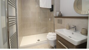 Apartment (2 Bedrooms) | Badezimmer | Duschwanne, kostenlose Toilettenartikel, Haartrockner, Handtücher
