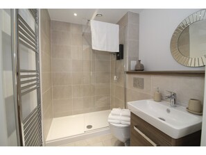 Apartment (2 Bedrooms) | Bathroom