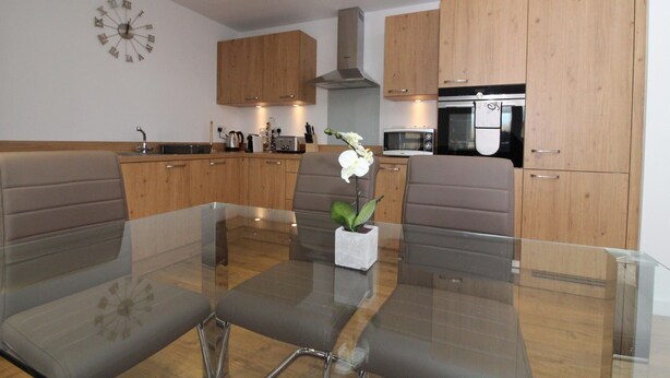 Apartment (2 Bedrooms) | Eigene Küche | Wasserkocher mit Kaffee-/Teezubehör, großer Kühlschrank, Mikrowelle