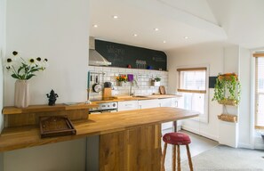 Full-sized fridge, dishwasher, cookware/dishes/utensils - Amazing One-bedroom Flat, Close to Brighton Beach (Brighton)