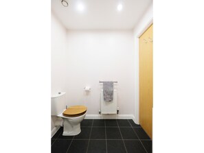 Combined shower/bathtub, free toiletries