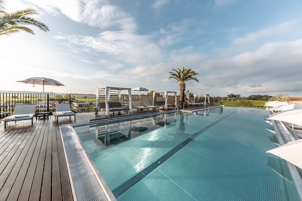 Innenpool, 2 Außenpools, Cabañas (kostenlos), Sonnenschirme