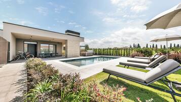 City Villa, 4 Bedrooms | Garden view