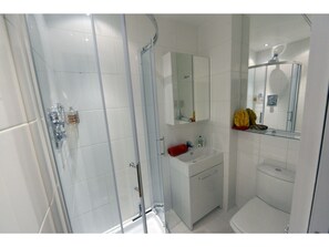 Tina con regadera y amenidades de baño gratuitas