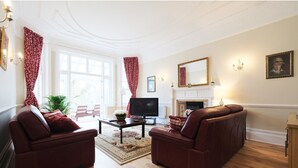 Flat-screen TV, fireplace - Amazing 3-bedroom Garden Flat for 6 in Ealing (London)