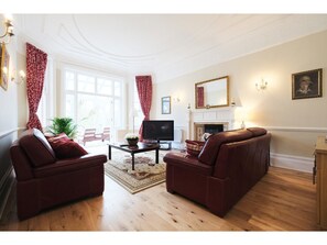 Flat-screen TV, fireplace - Amazing 3-bedroom Garden Flat for 6 in Ealing (London)