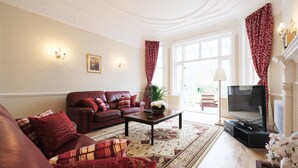 Flat-screen TV, fireplace - Amazing 3-bedroom Garden Flat for 6 in Ealing (London)
