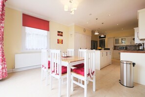 In-room dining - Amazing 3-bedroom Garden Flat for 6 in Ealing (London)