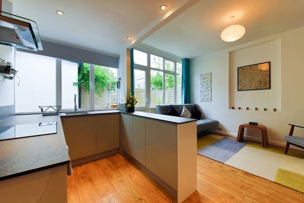 Refrigerador con congelador, microondas y parrilla de estufa 